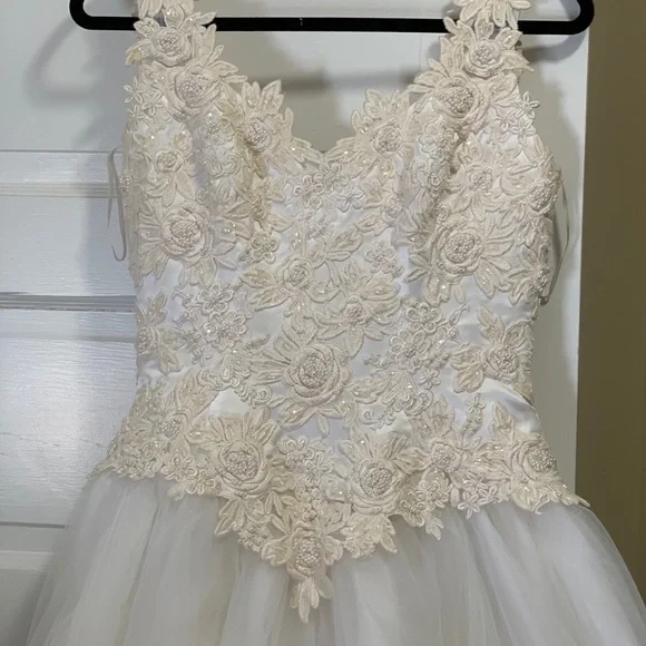 Signature Cream White Lace Sleeveless A-Line Maxi Wedding Dress - Picture 2 of 9